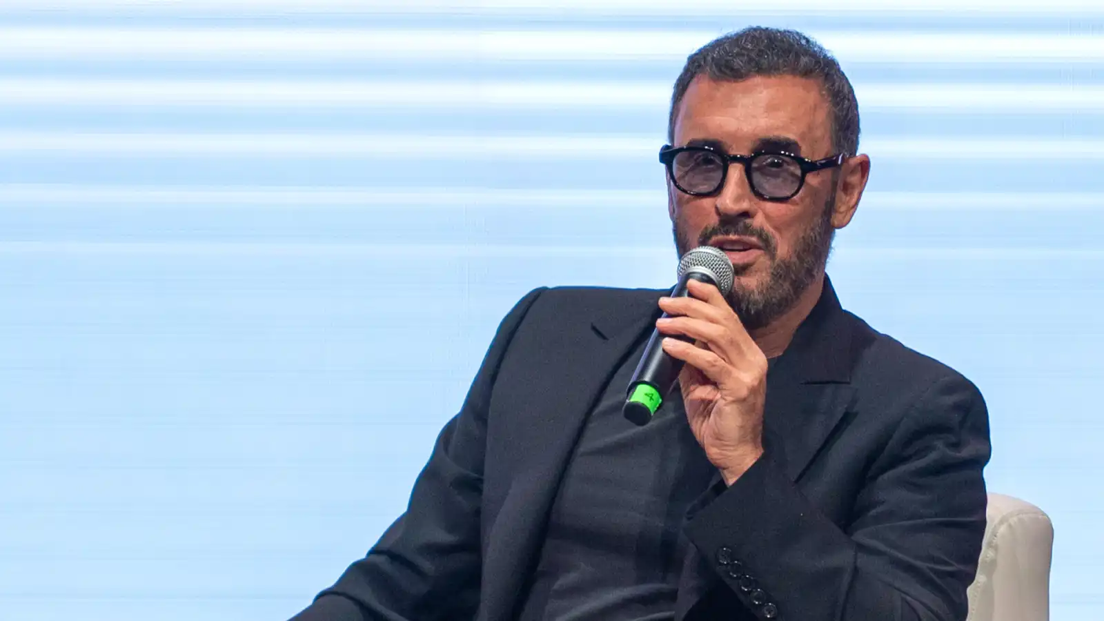 كاظم الساهر يرتدي الكوفية خلال حفله في عمان.. ويروي سر "لا يا صديقي"
