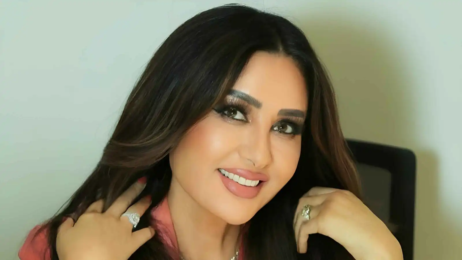 لطيفة تهنئ إليسا بعد حفل قرطاج.. والأخيرة ترد