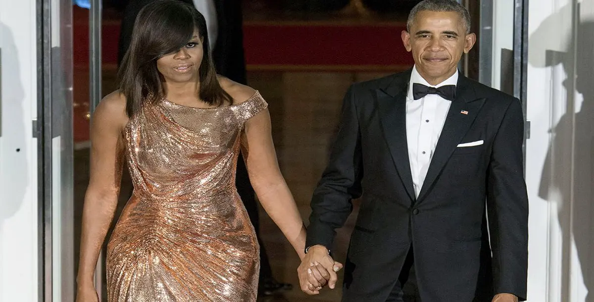 ميشيل أوباما تتوهج بفستان من إبداع فيرساتشي