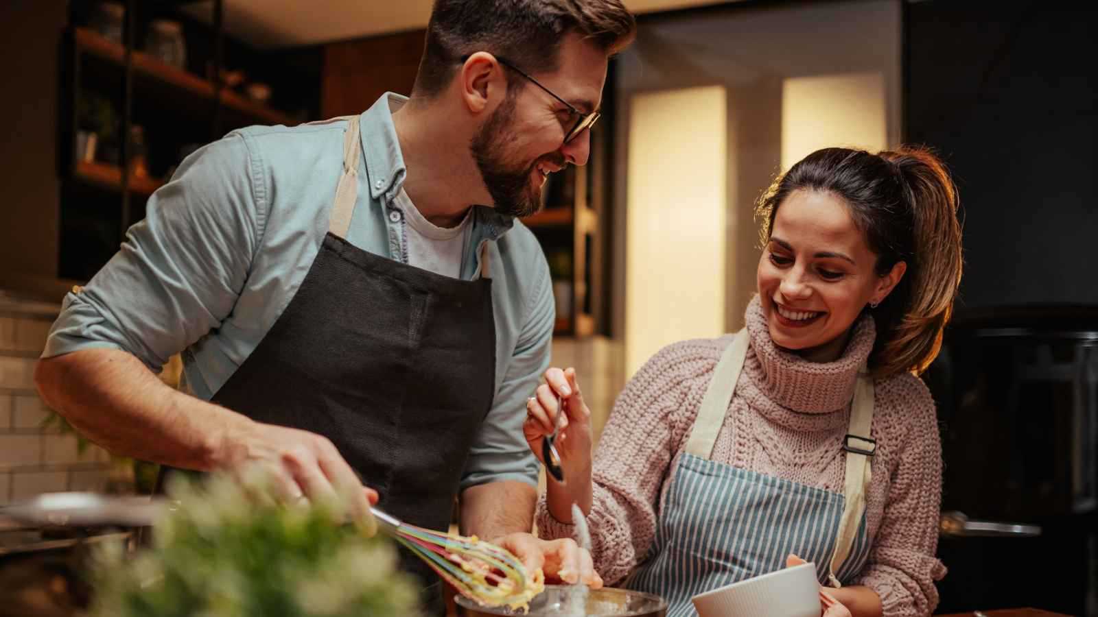 كيف تكون داعمًا لزوجتك في ضغوط تحضيرات رمضان؟