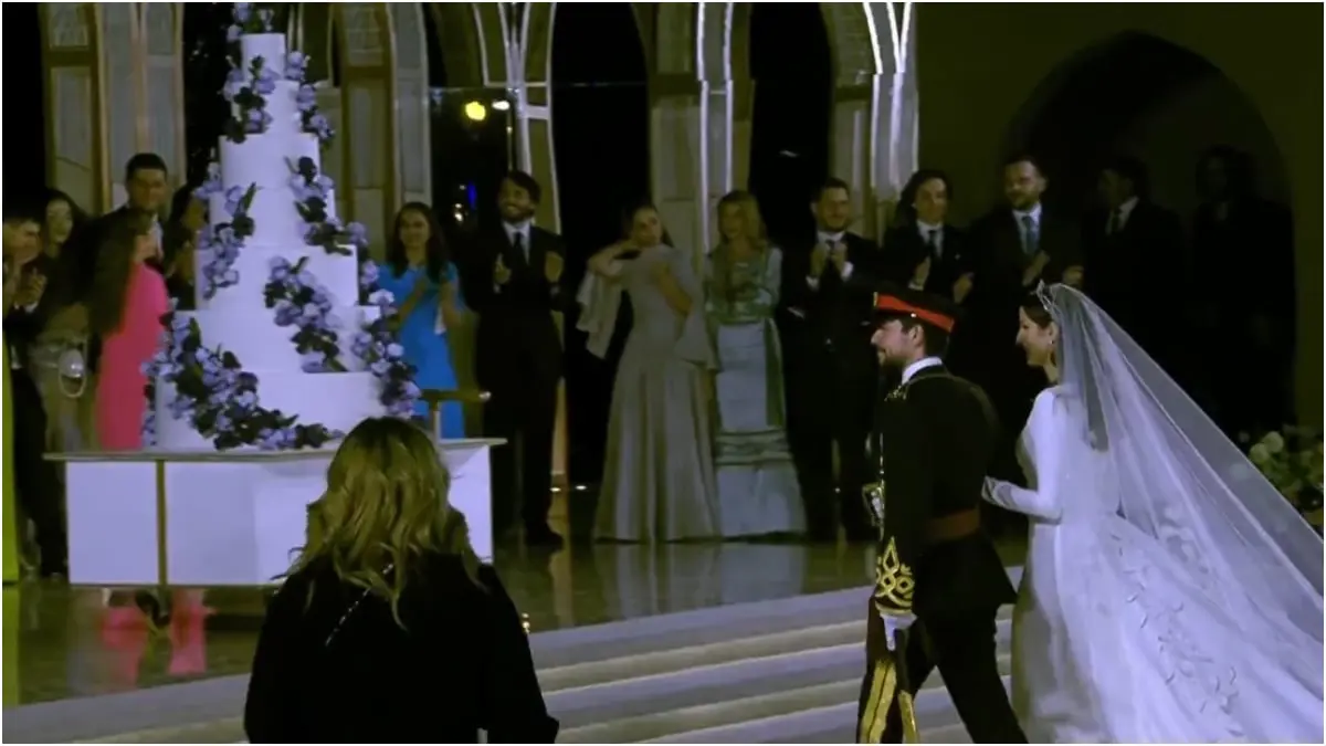 الأمير الحسين والأميرة رجوة الحسين يقطعان كيكة الزفاف
