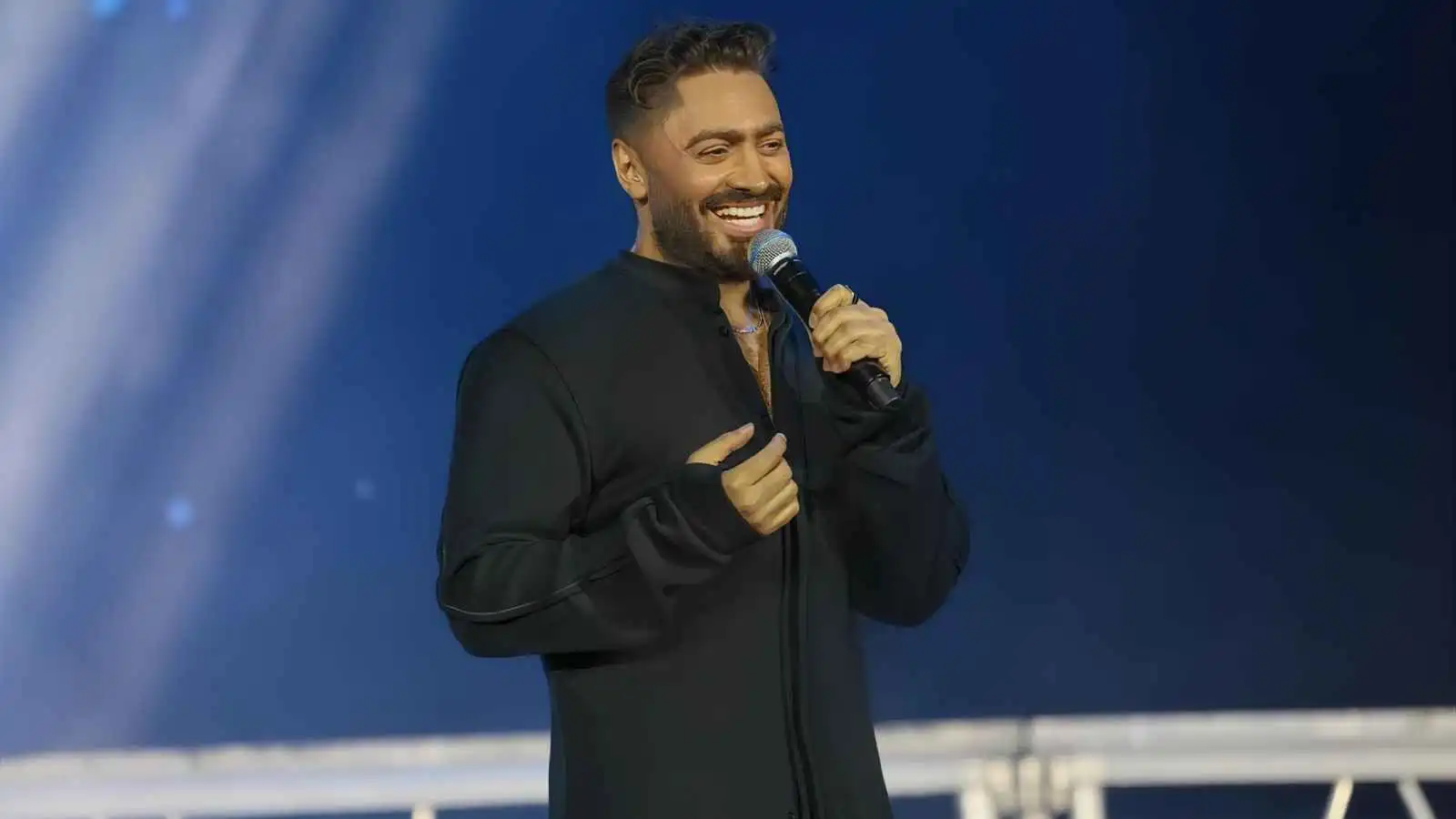 "فوشيا" ينشر أسماء أغنيات ألبوم تامر حسني "مش هتكرر"
