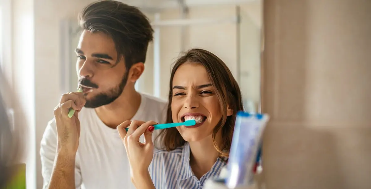 هل تنظيف الأسنان مرةً واحدةً في اليوم كافٍ لصحة الفم؟