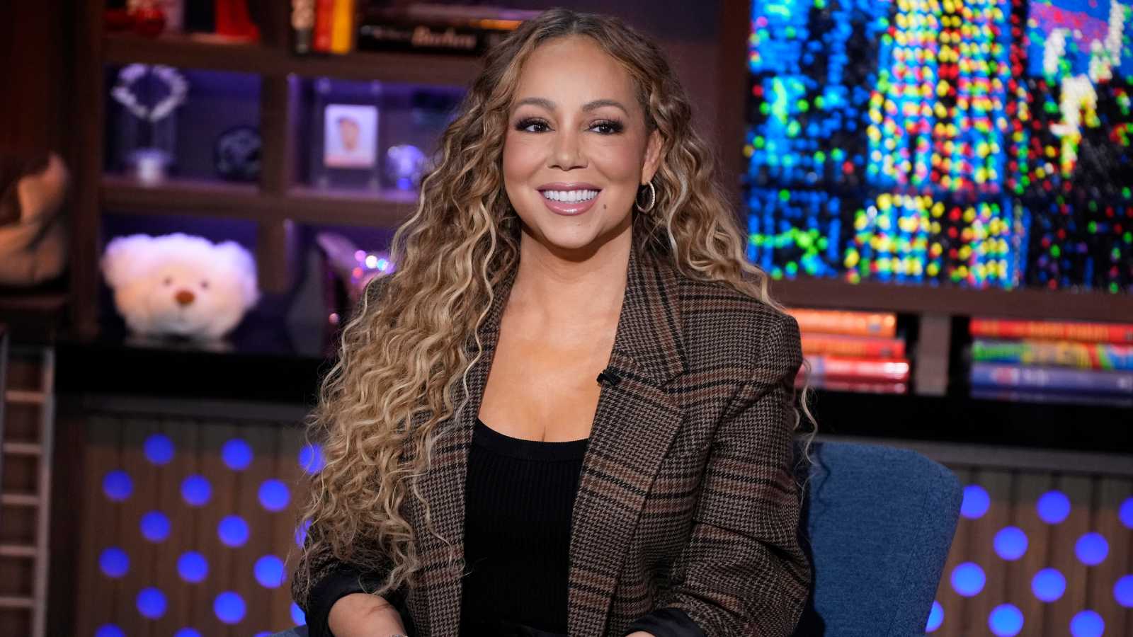 سيلينا غوميز تعود بإطلالة الثمانينيات في كليب In the Dark