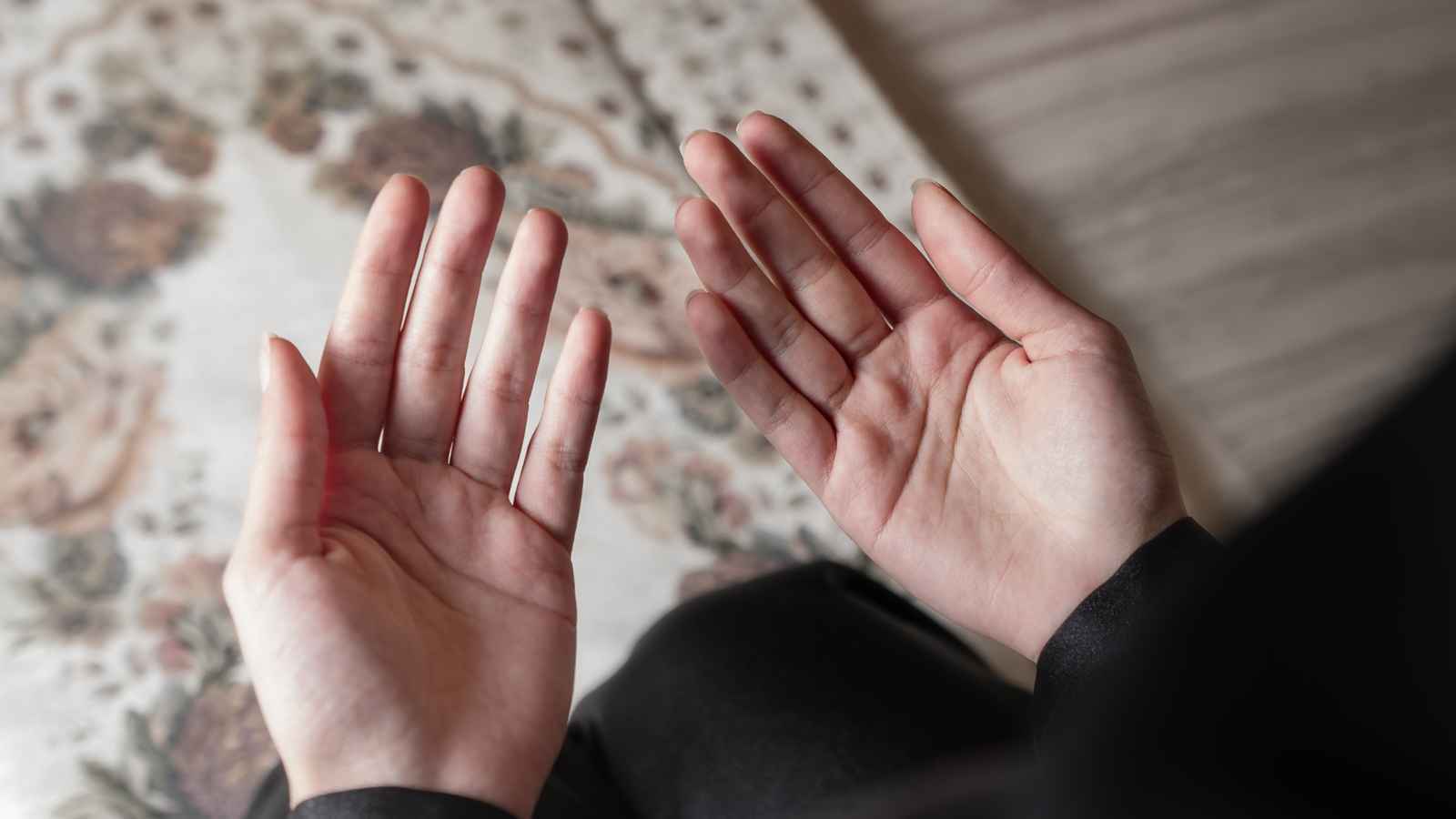 تفسير رؤية الصلاة في المنام.. رسائل خير وسكينة