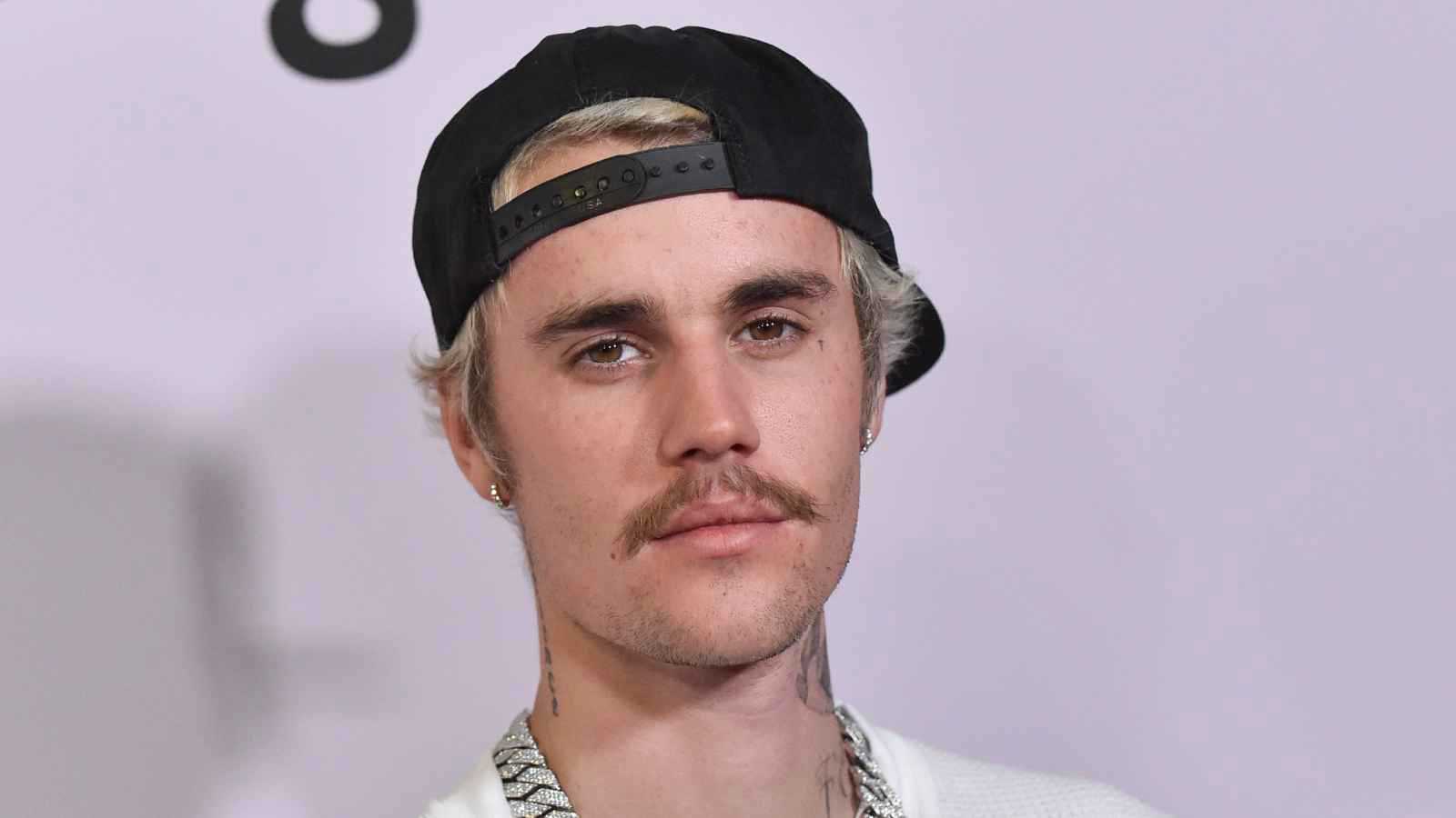 جاستن بيبر يوثق رحلة صيد مع ابنه جاك 