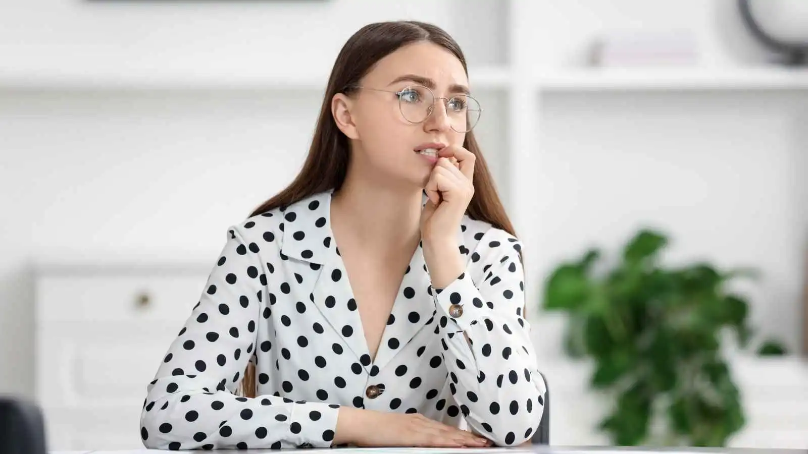 لماذا نتذكر الإحراج أكثر من المديح؟
