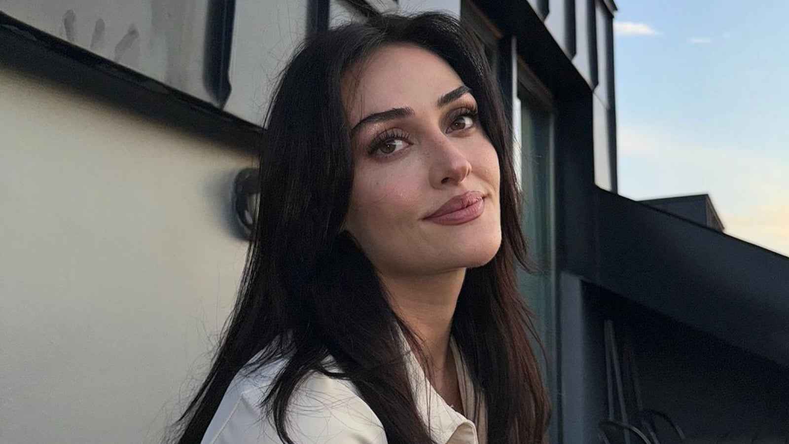 النجمة التركية إسراء بيلجيتش 