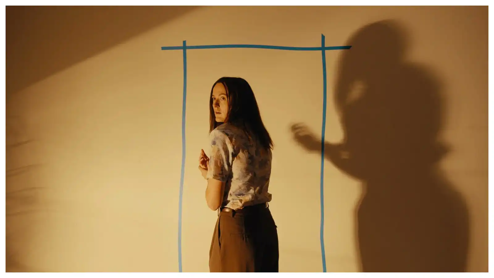 بعد نجاحه الساحق في السينما.. موعد عرض فيلم BACKROOMS رقميًا