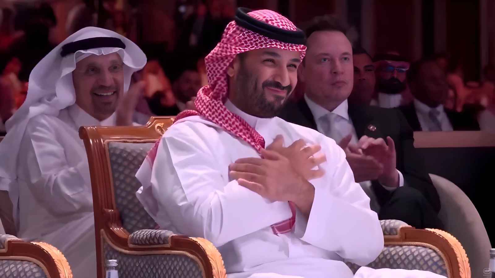 الأمير محمد بن سلمان لحظة الإعلان عن رفع العقوبات عن سوريا