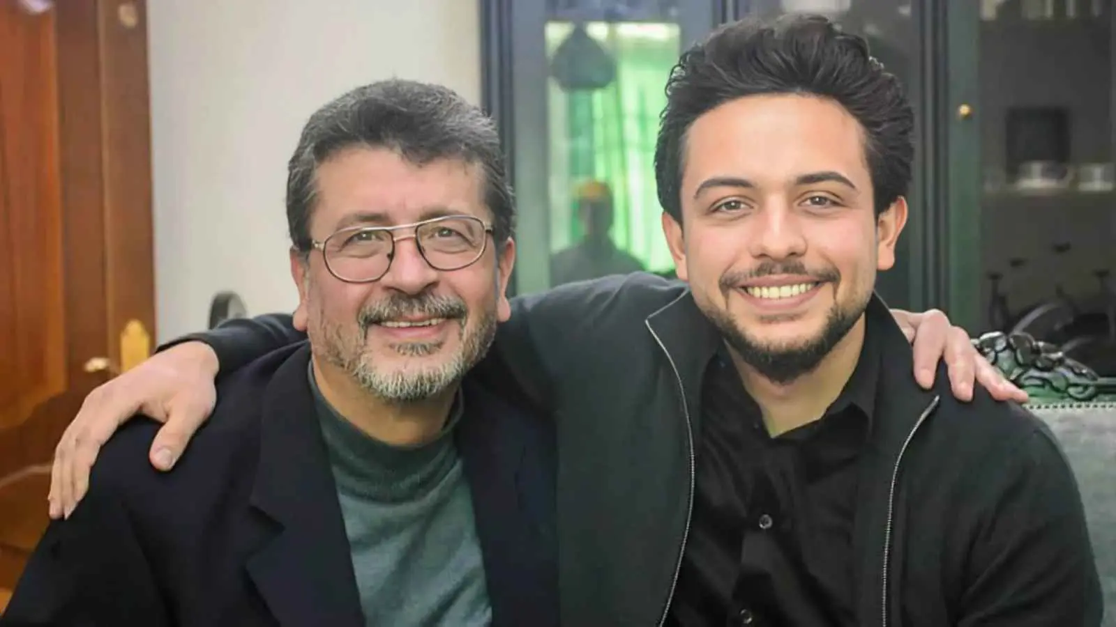 الفنان الأردني ربيع شهاب مع ولي العد الأردني الأمير الحسين بن عبدالله الثاني