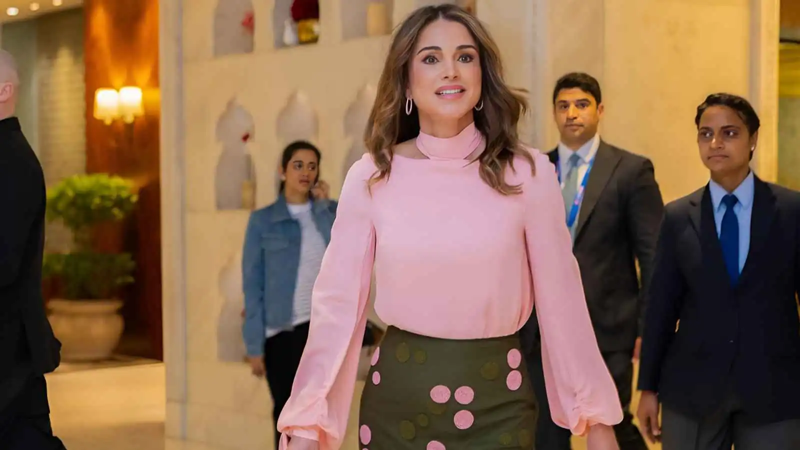 الملكة رانيا تلتقي عائلة أمباني وتوثق الأجواء (صور)