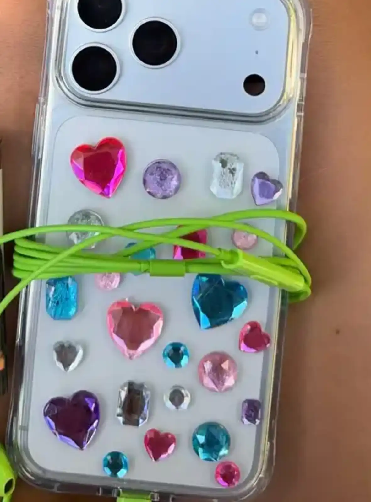 من كايلي جينر إلى نور الغندور.. ترند Bedazzling يجتاح الإنترنت