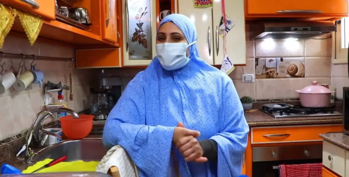 يوتيوبر مصرية مصابة بكورونا تعد "العشاء الأخير" لأسرتها 