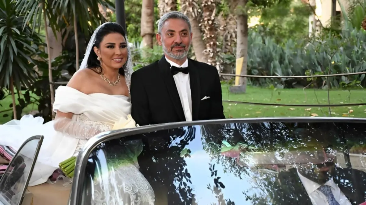فتحي عبدالوهاب  يحتفل بزواج شقيقته.. ويزفها في سيارة كاديلاك وردية