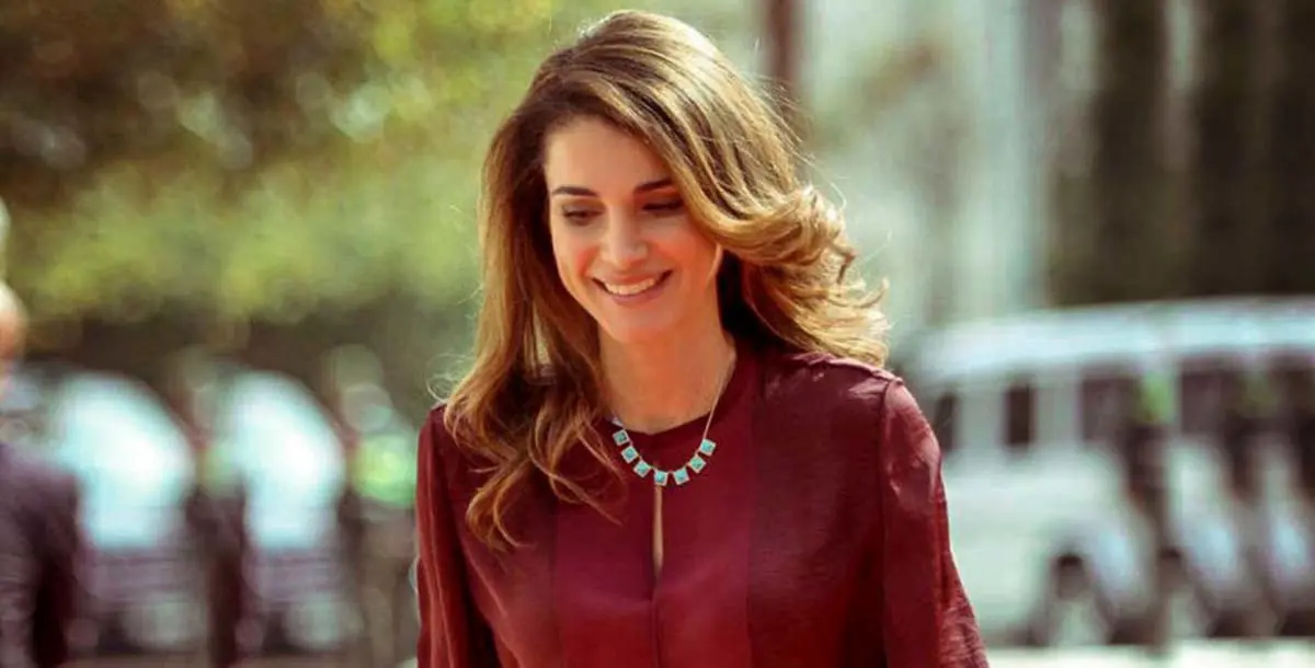 الملكة رانيا تلفت الأنظار بإكسسوارٍ مميز في بلجيكا..