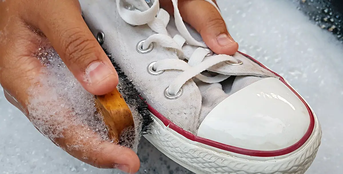 من الشمواه إلى الجلد.. كيف تنظفين الحذاء الأبيض بمختلف أنواعه؟!