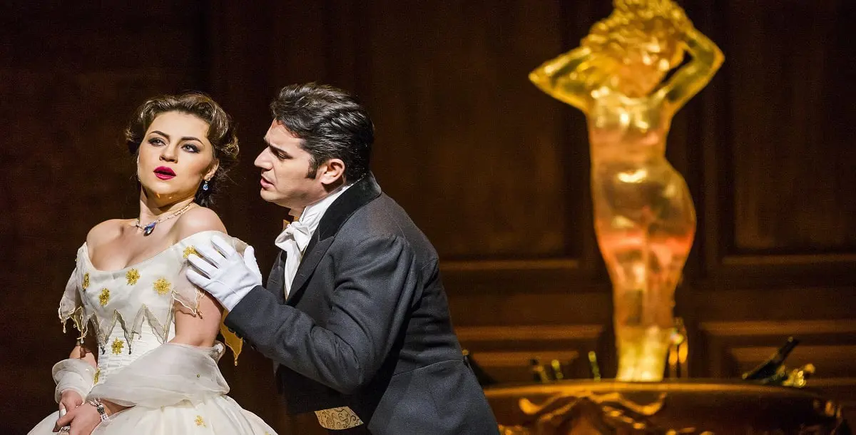 تألق النجمات مع "فالنتينو" في افتتاح أوبرا La Traviata