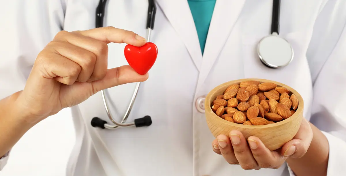 دراسة: حفنة من اللوز يوميًا تحميكِ من أمراض القلب