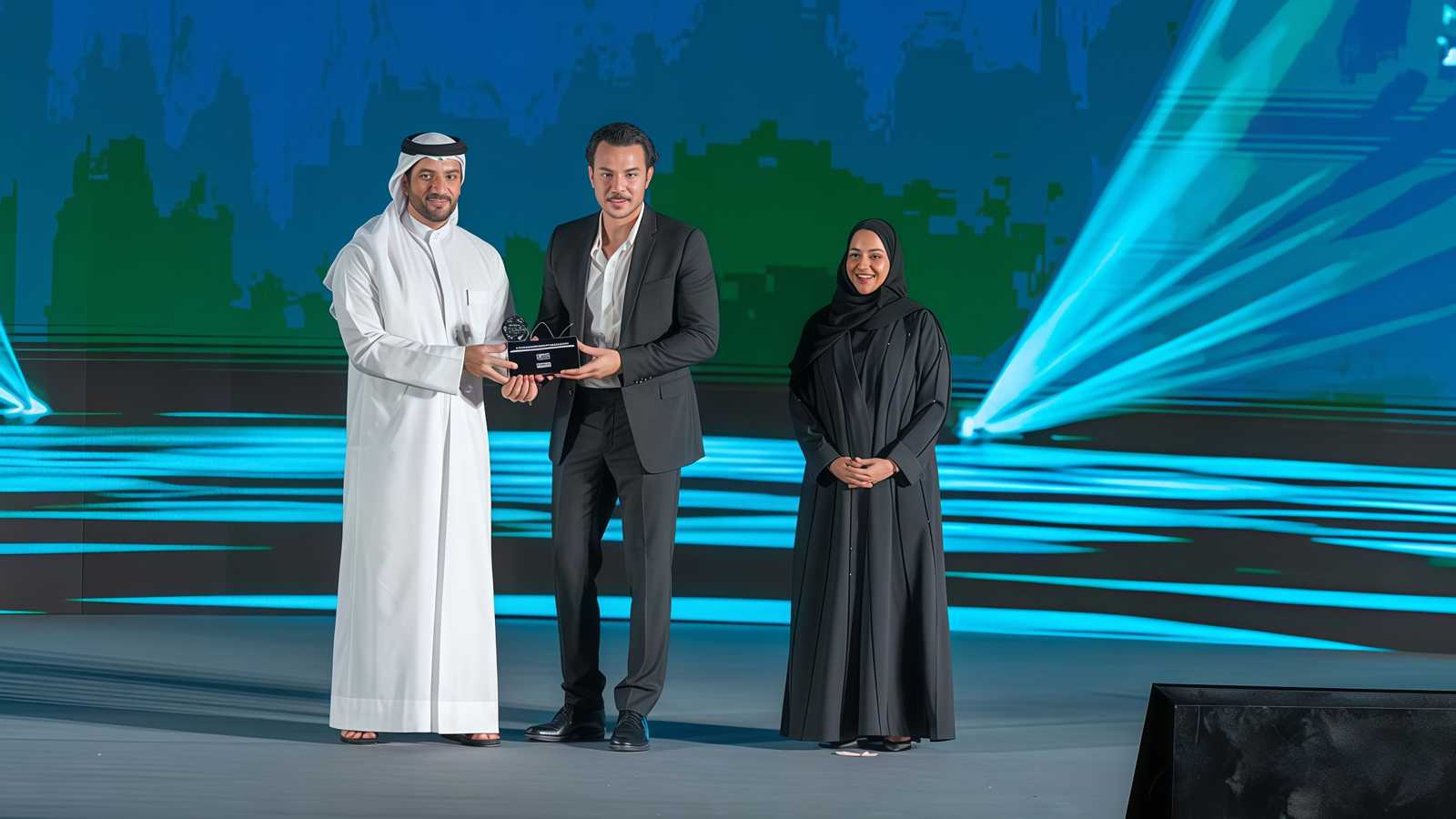 أثار الفنان السوري باسل خياط قلق جمهوره بعد ظهوره اللافت في حفل افتتاح الدورة الثانية عشرة من "مهرجان الشارقة السينمائي الدولي للأطفال والشباب"، الذي أُقيم مساء أمس الأحد في مسرح الجامعة القاسمية.. للتفاصيل 