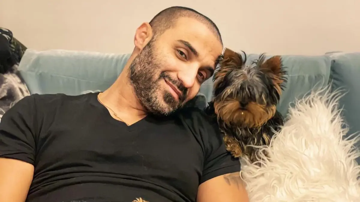 أحمد فهمي يضع هنا الزاهد مع كلبته ويعلق: نساء في حياتي
