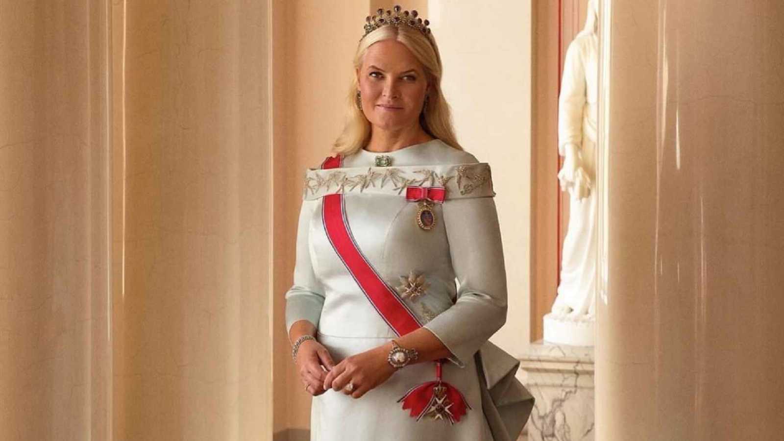 ولية عهد النرويج تظهر بأنبوب أكسجين لأول مرة 