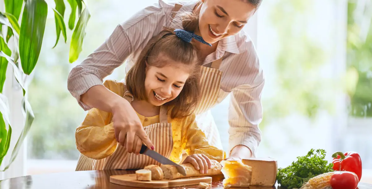 ماذا تعني مُساعدة الأطفال لأمهم في الطهي؟