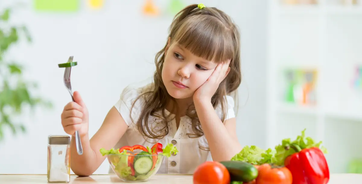 اتبعي هذه الحيل لتشجعي طفلكِ على تناول الطعام الصحي