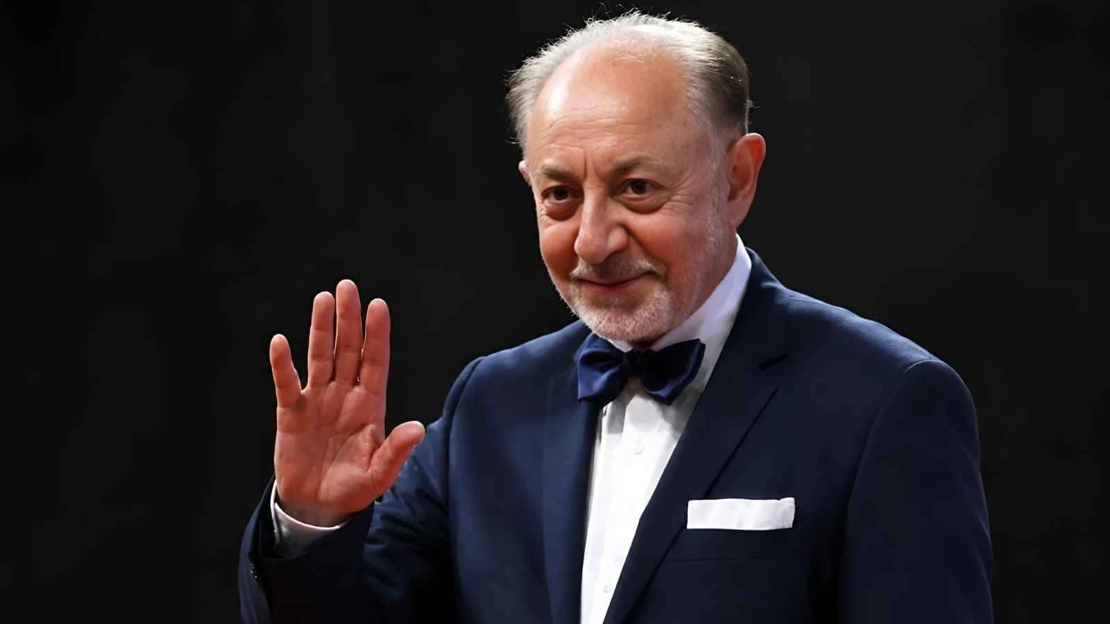 غياب نجوم الفن عن جنازة عبد العزيز مخيون