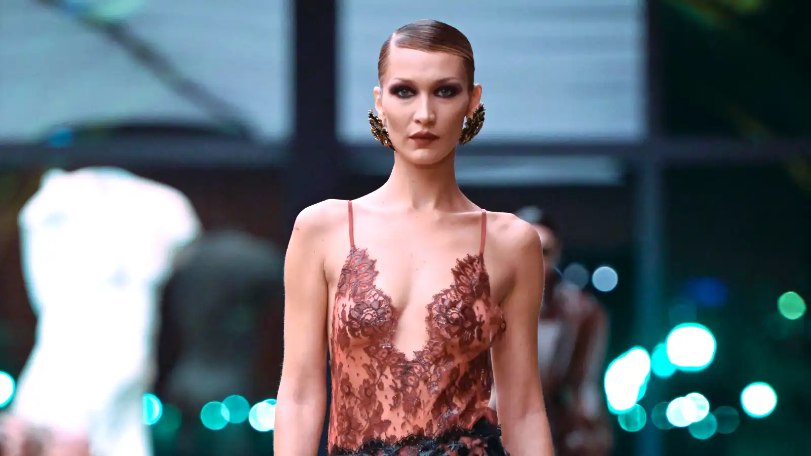 Dior وSaint Laurent يخطفان الأنظار في باريس