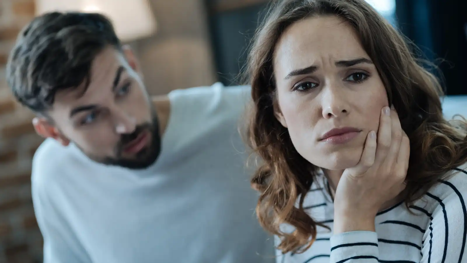 كيف تتعاملين بذكاء مع زوجك الذي يقارنك بغيرك