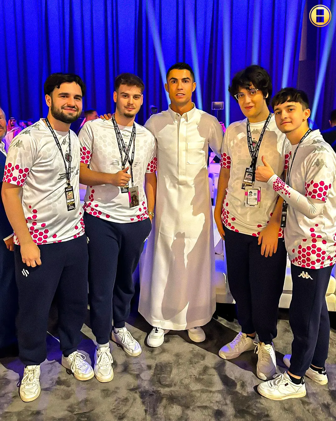 رونالدو يرتدي الثوب السعودي