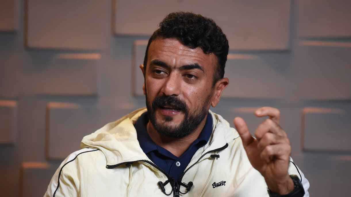 أحمد العوضي يكشف سر وصف يارا السكري بـ"شمسها حامية"