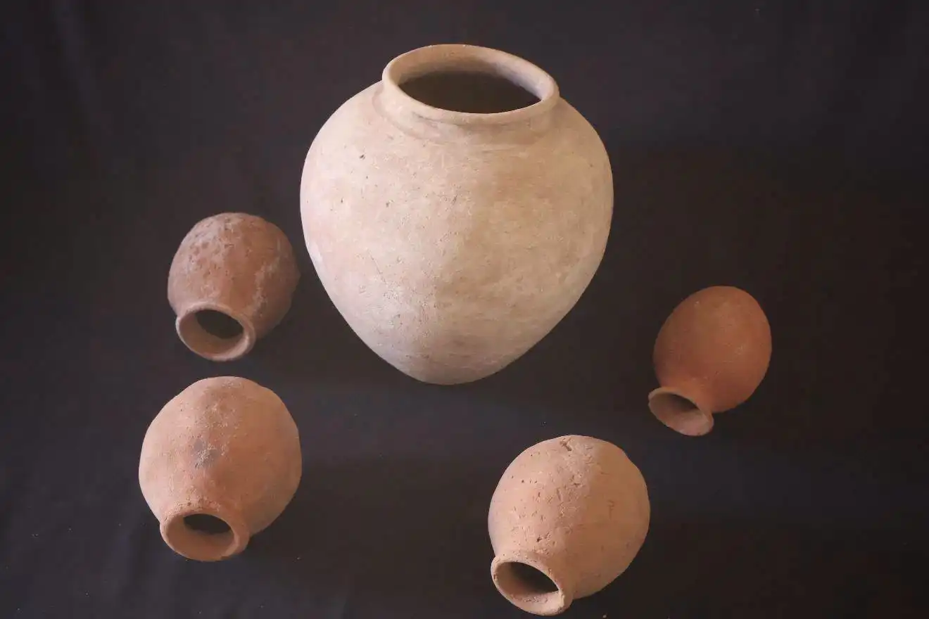 من موجودات المقبرة