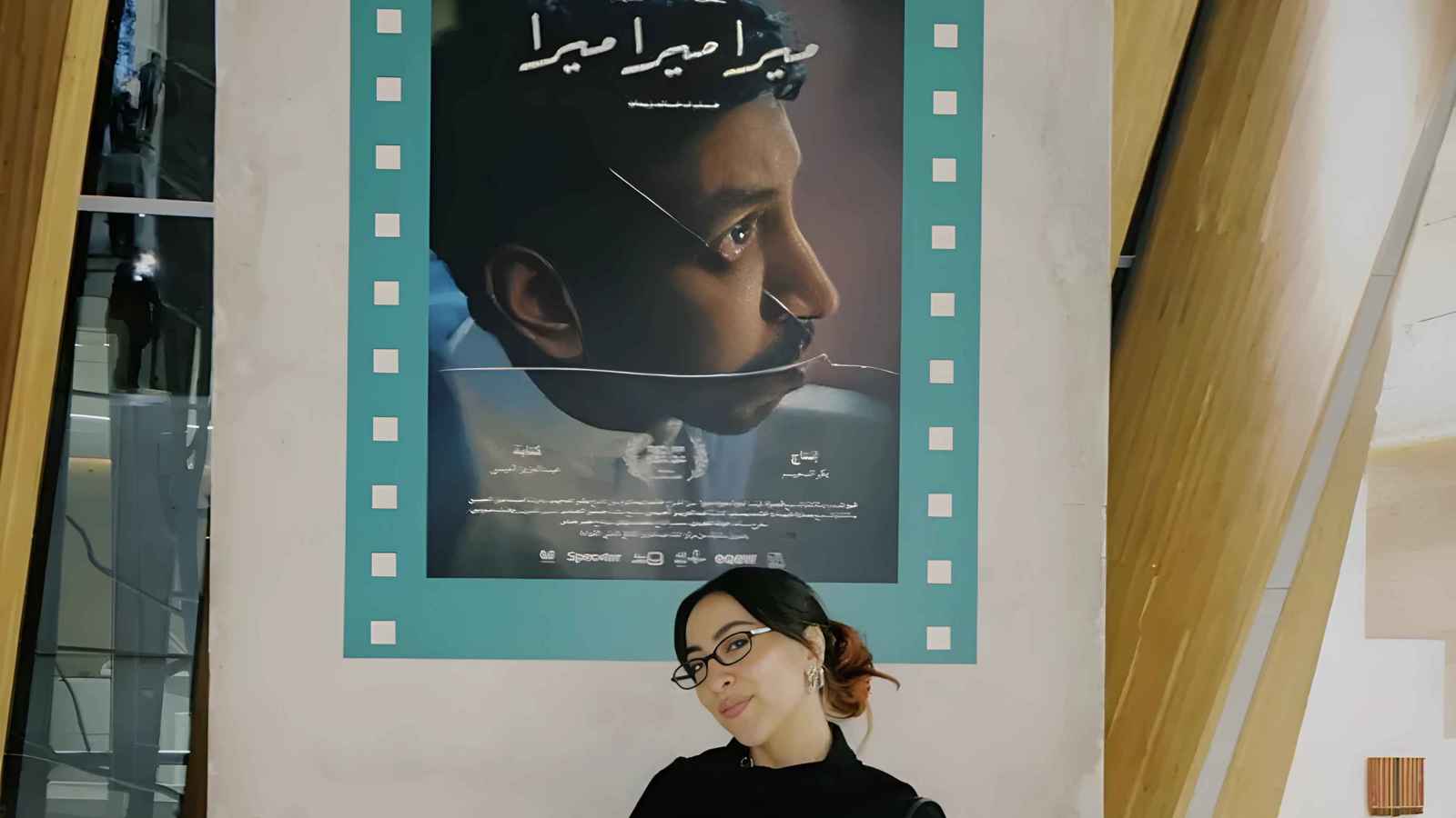 سارة طيبة أمام بوستر فيلم ميرا ميرا ميرا