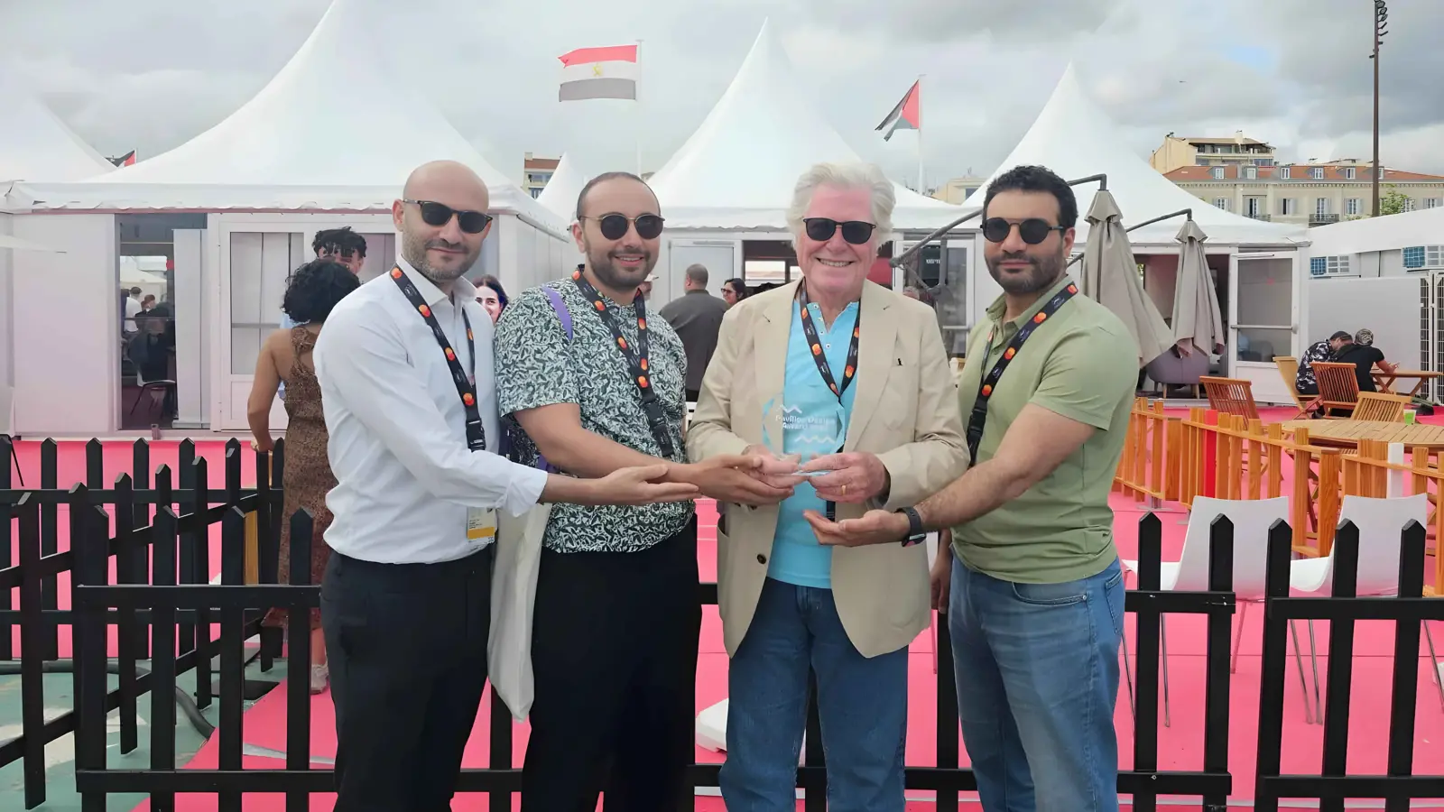فريق عمل مهرجان القاهرة السينمائي في جناحه بسوق «كان»