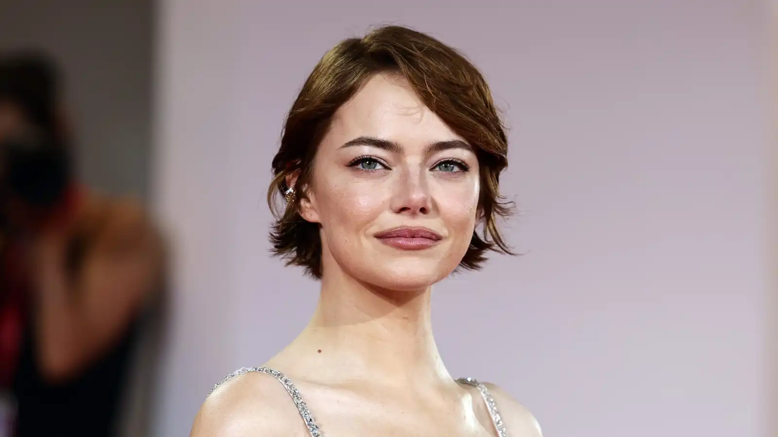 إيما ستون تتألق بفستان  Louis Vuitton في مهرجان البندقية