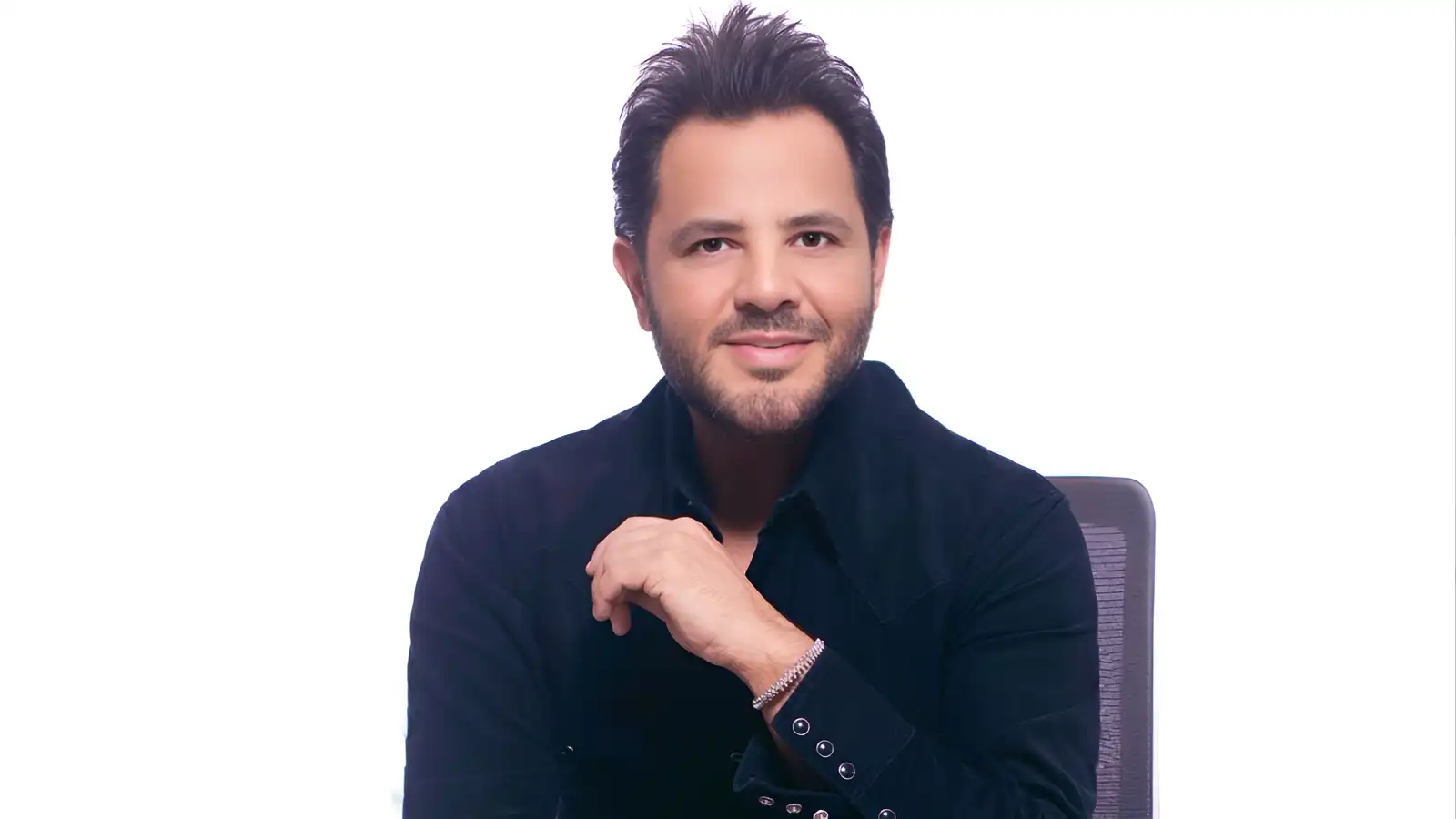 نيشان يوجه عبر "فوشيا" رسالة لشيرين عبد الوهاب
