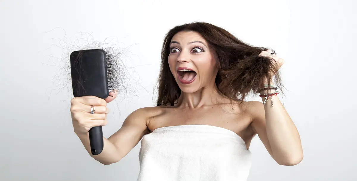8 أشياء تدمر شعرك دون أن تدري.. تجنبيها