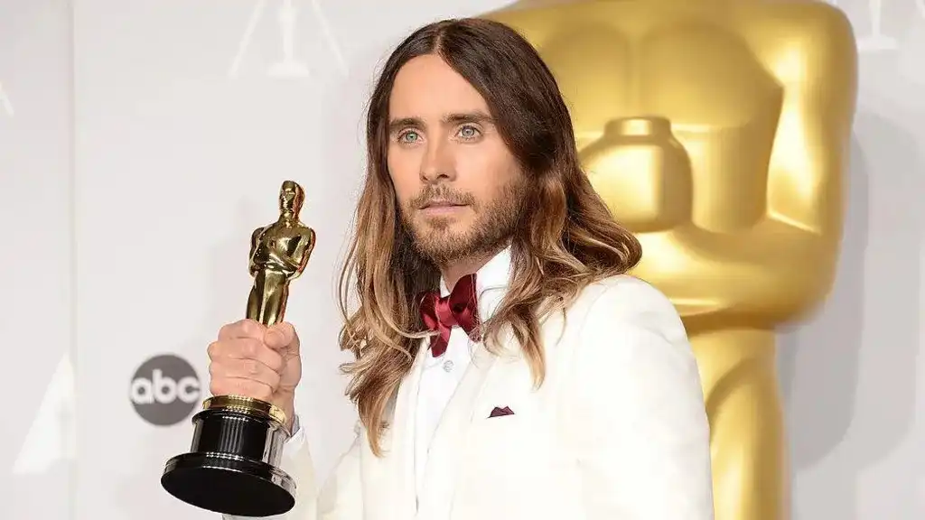 جاريد ليتو يتسلم جائزة الأوسكار لأفضل ممثل مساعد عام 2014 عن فيلم Dallas Buyers 