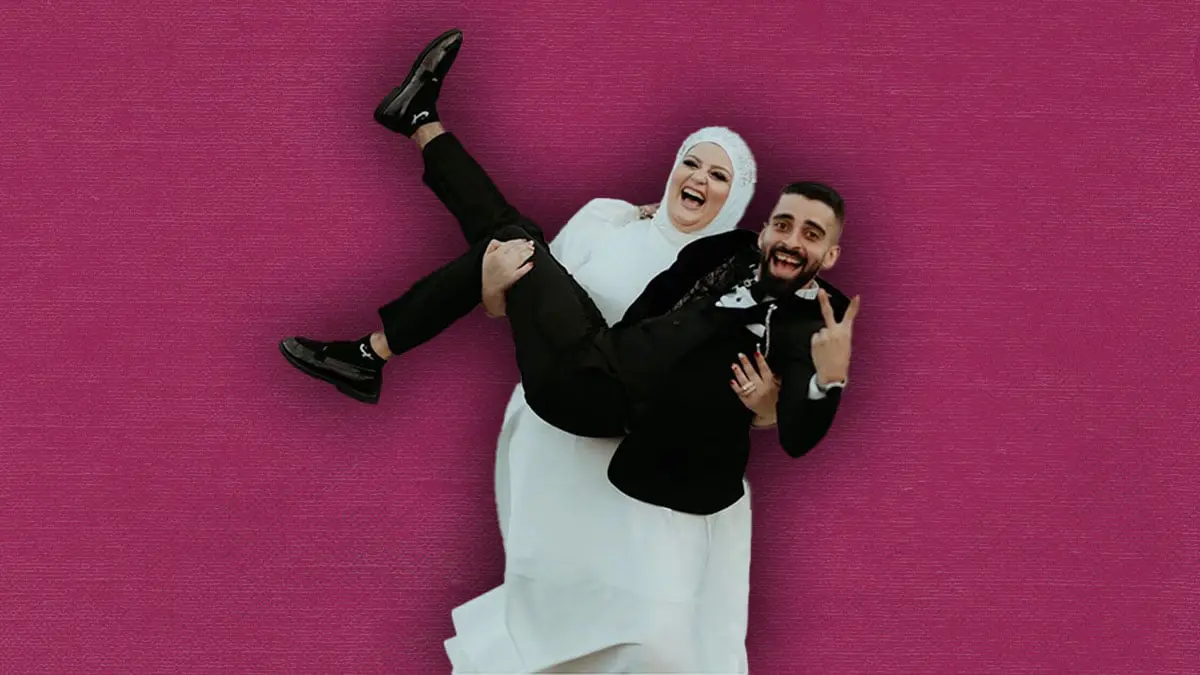 مصرية تحمل زوجها في عيد زواجها وتحدث تفاعلا