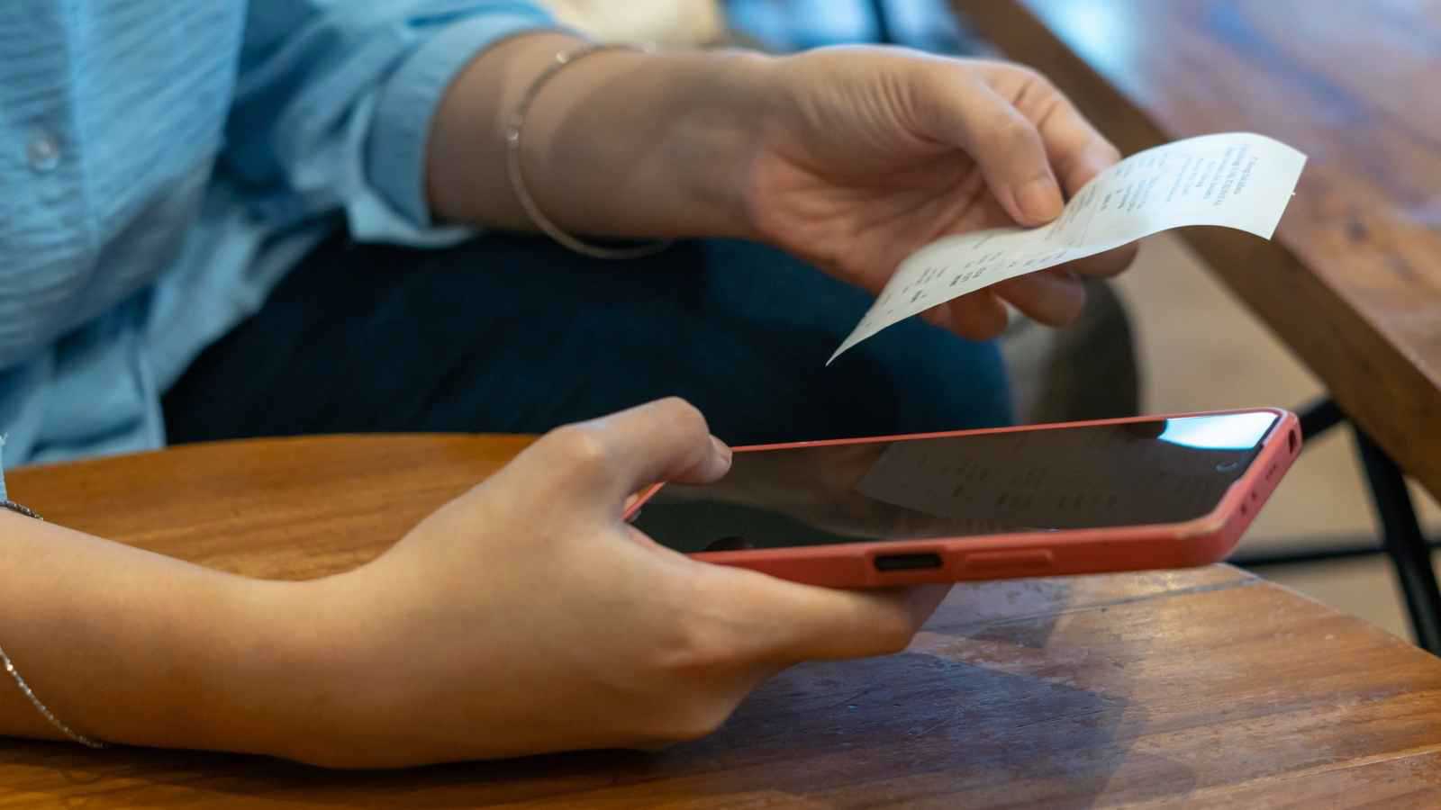 إتيكيت دفع الفاتورة ومتى تطلب التقسيم؟