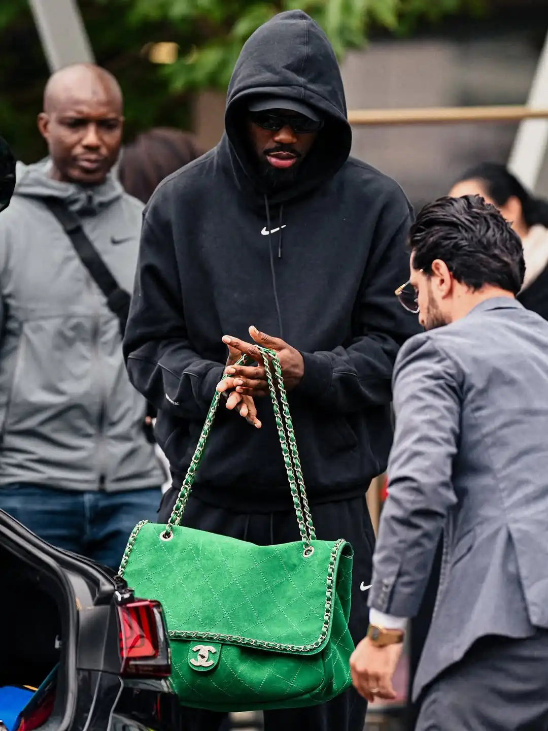 ماركوس تورام يحمل حقيبة Chanel