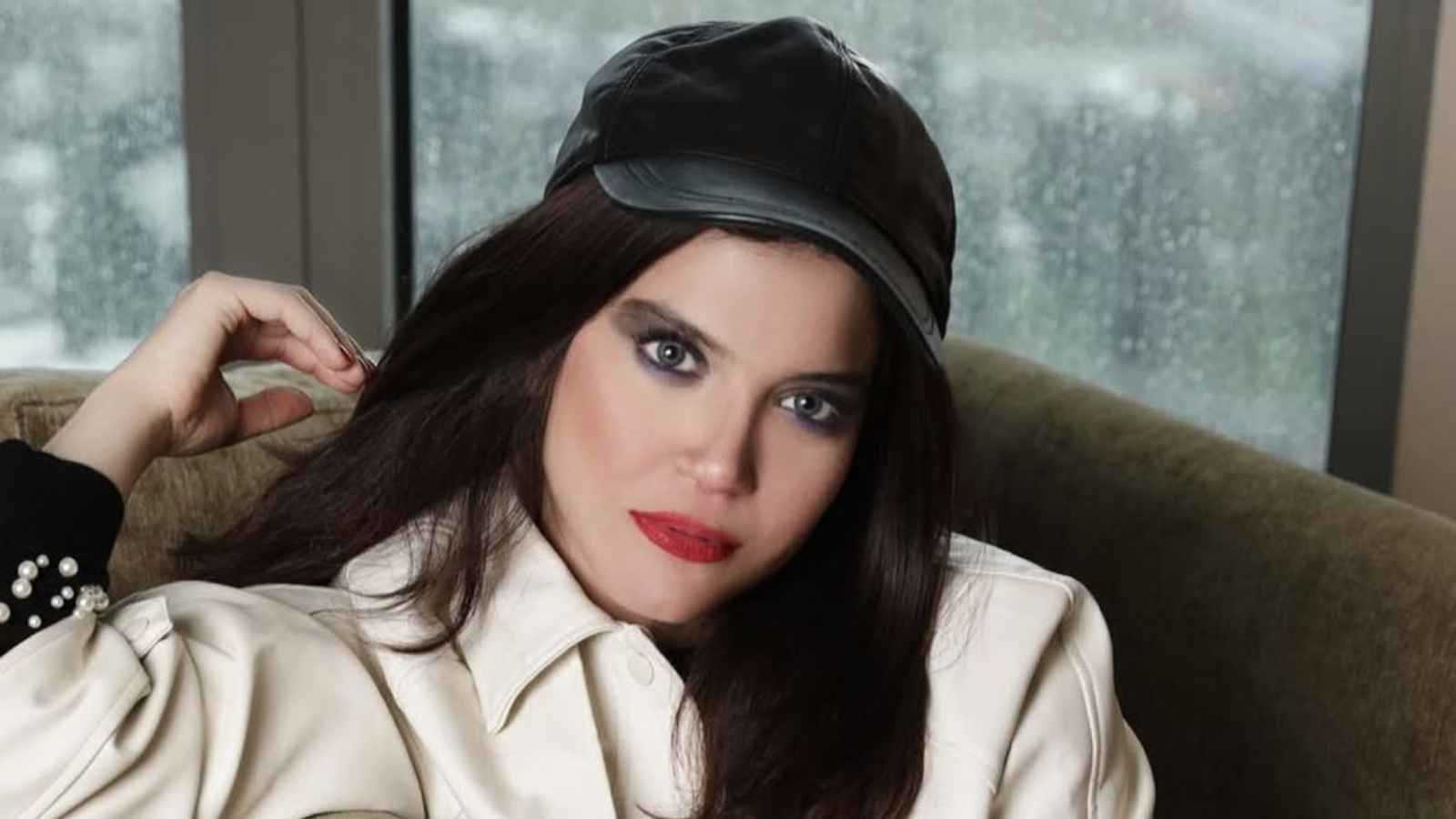 نجمة "شراب التوت" تستعرض سيارتها الفاخرة في إسطنبول 