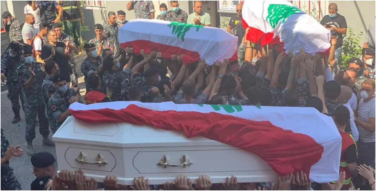 الوداع الأخير لضحايا من إطفاء بيروت بالزغاريد ونثر الأرز والمفرقعات 