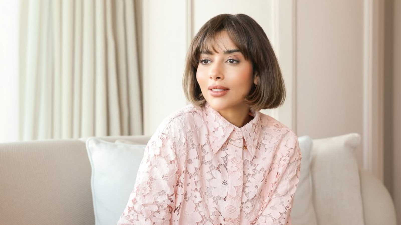 بلقيس فتحي تشارك ترند "دمج الألوان" بلمسة يمنية