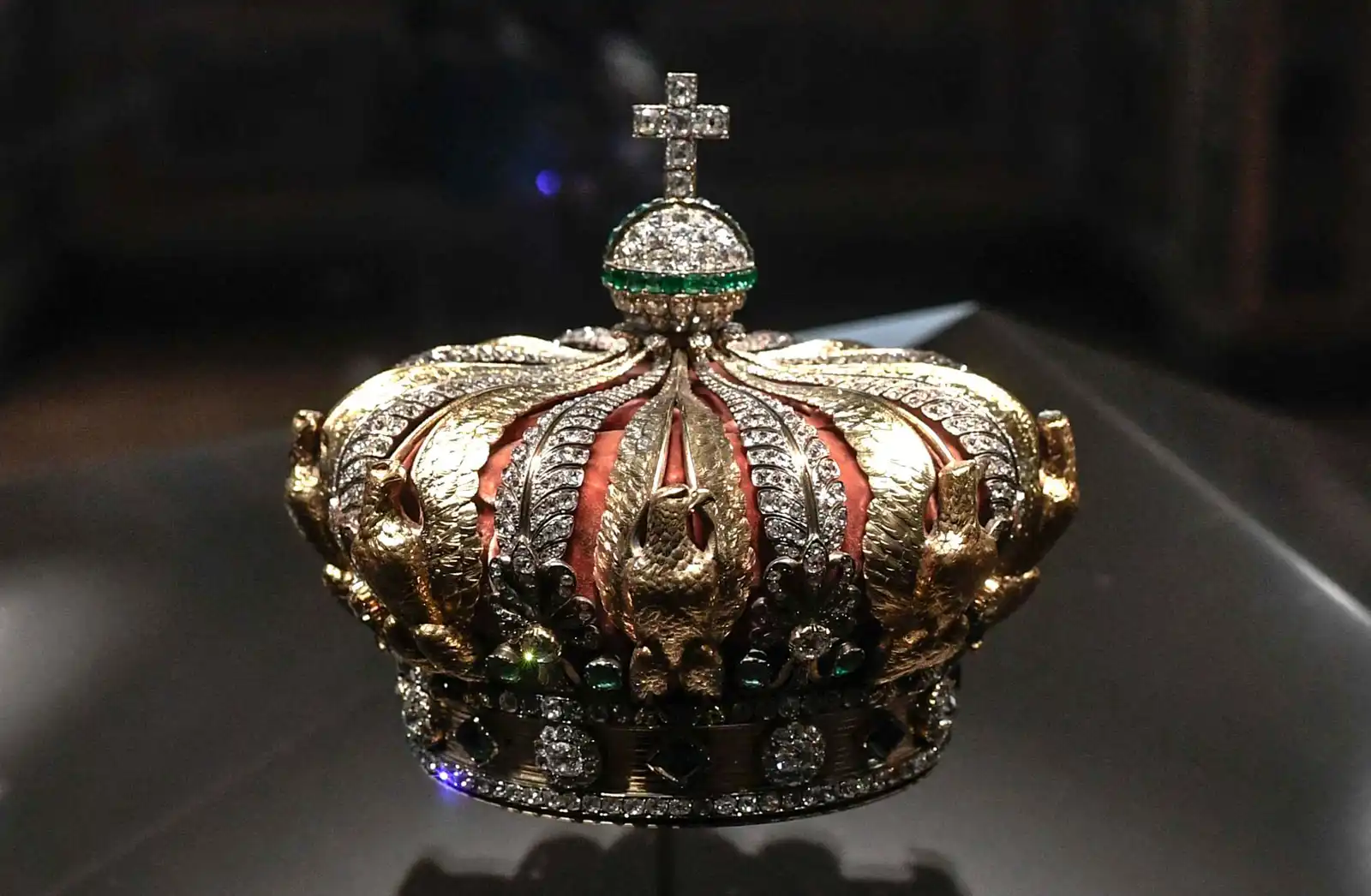 قصة تاج الإمبراطورة أوجيني الذي نجا من سرقة متحف اللوفر