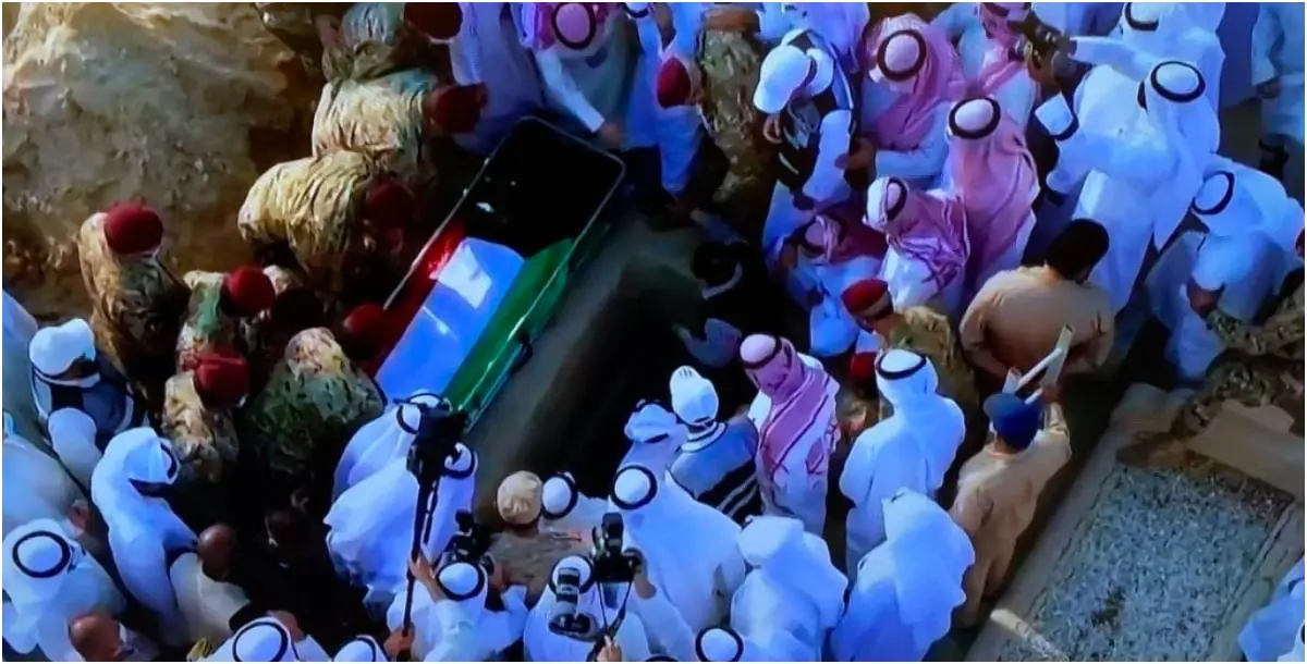 مشهد مؤثر لكويتية تنهار باكية أمام قبر الأمير صباح الأحمد 