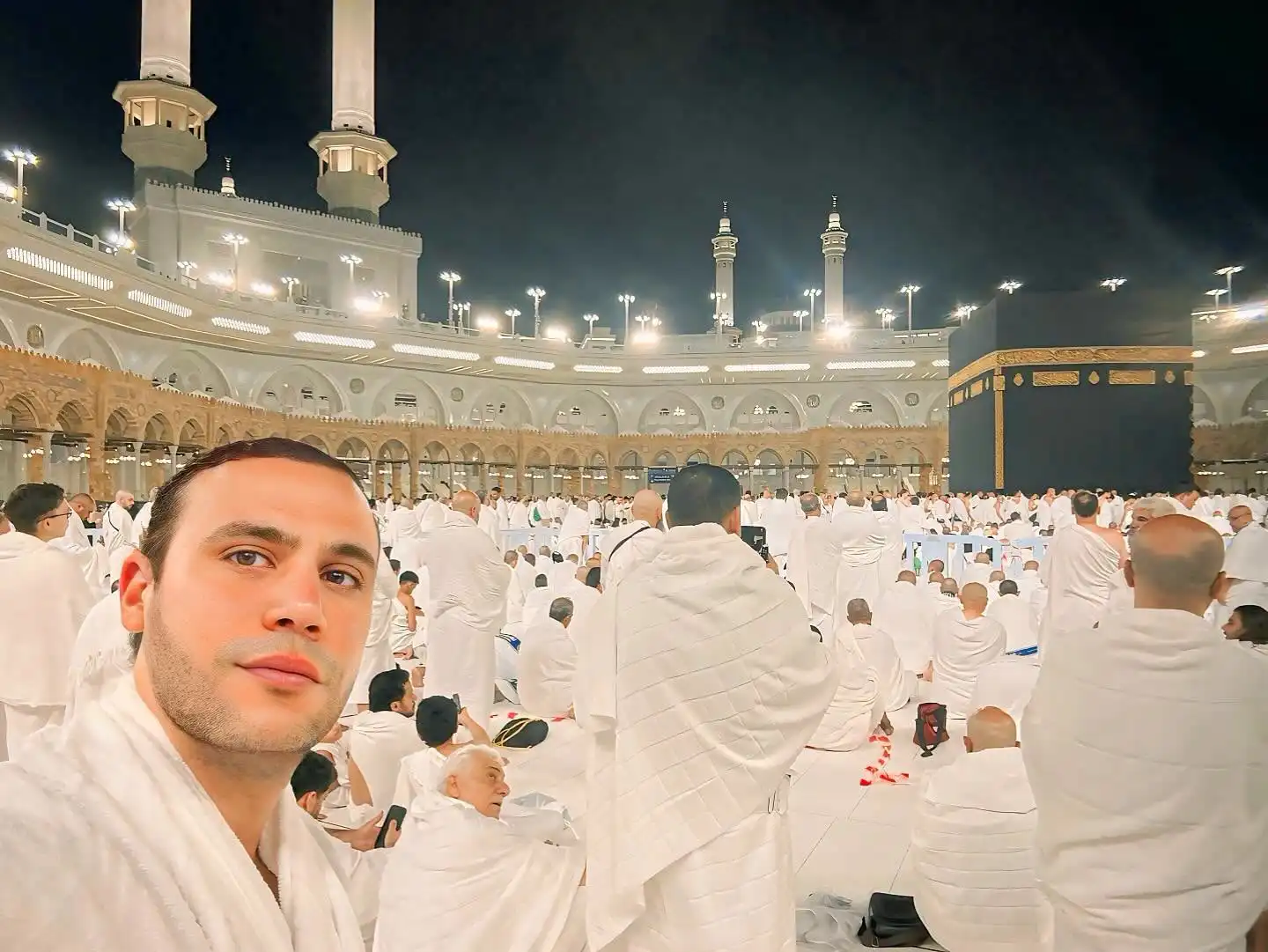محمد إمام أثناء أداء العمرة
