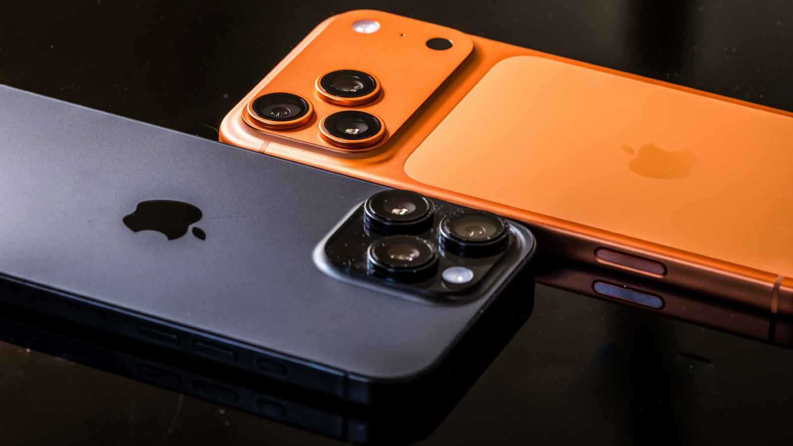 آيفون جديد يضم قطعاً حقيقية من ملابس ستيف جوبز وهذا سعره 